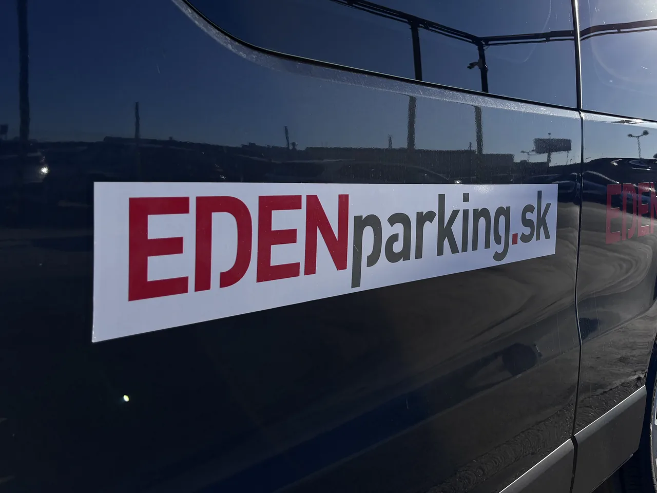 Detail loga EDENparking.sk na odvozovom vozidle
