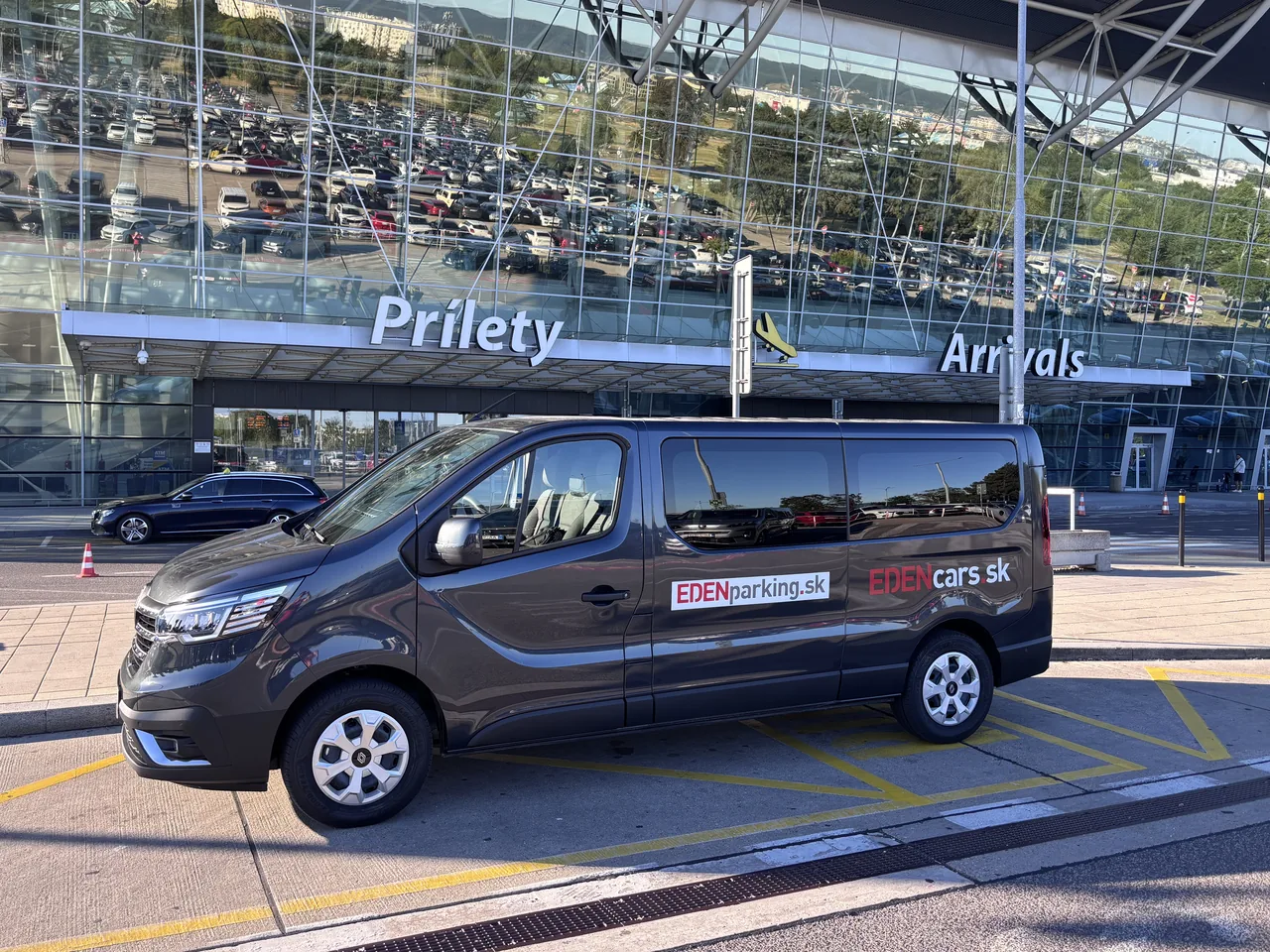 Odvozové vozidlo EDENparking pred terminálom letiska Bratislava